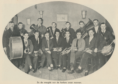 716588 Groepsportret van de leden van het fanfarekorps van het Franciscus-liefdewerk, in het St. Franciscushuis ...